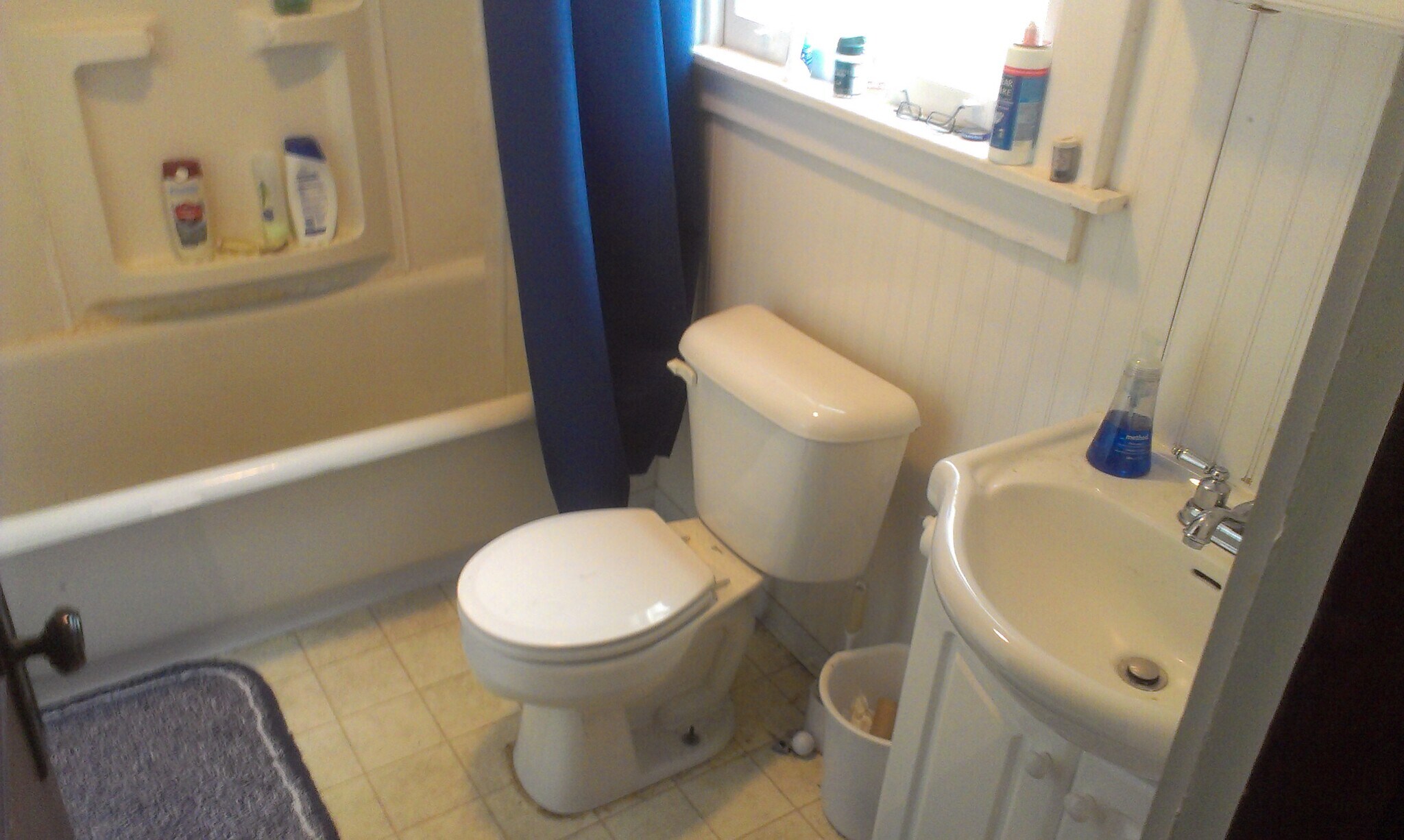 Upstairs Full Bathroom, share with only 1 person - 2360 Chickasaw St