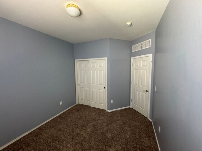 Building Photo - 467 E Calle De Ocaso