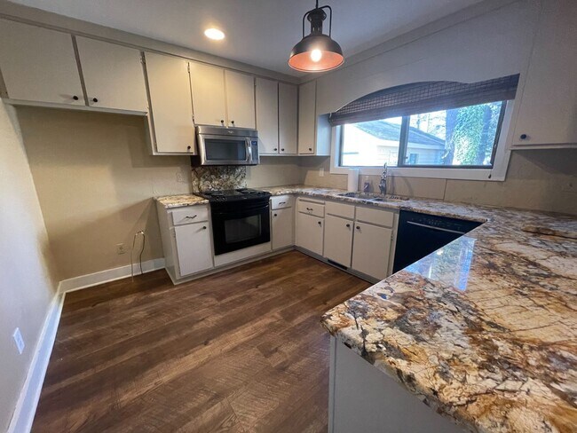 Building Photo - 3 Bedroom 3 Bath Beauty on Golf Course with Wet Bar and Storage Building