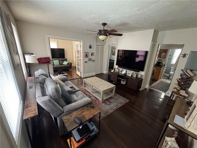 Primary Photo - 132 Gesler St
