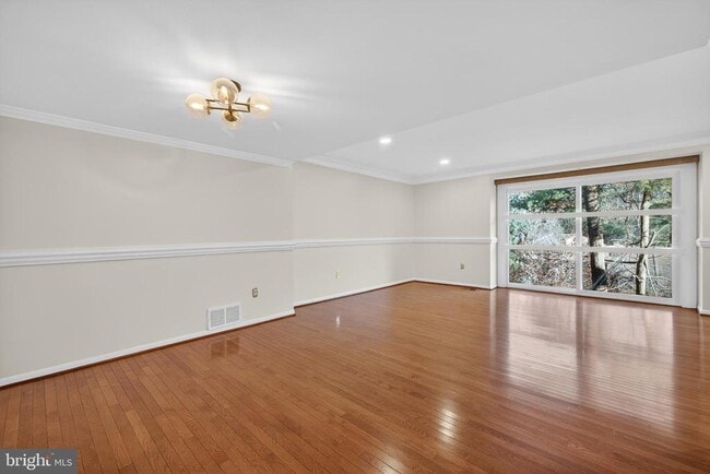 Building Photo - 9250 Three Oaks Dr