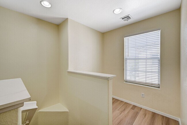 Building Photo - Southern Terrace Single Family Home