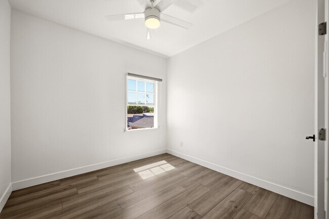 Building Photo - 1524 N Sycamore St