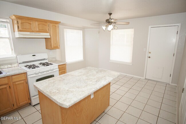 Building Photo - 2151 Sun Manor Dr