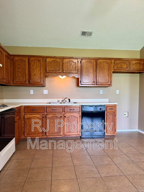 Building Photo - 6290 Oak Run Dr E