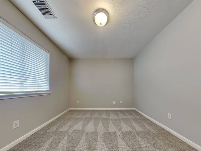 Building Photo - 9003 Cypress Square Dr