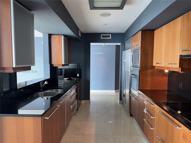 Building Photo - 1331 Brickell Bay Dr