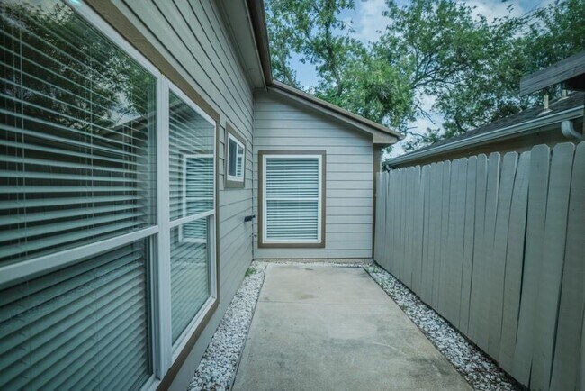 Building Photo - 3411 Hollandale Dr