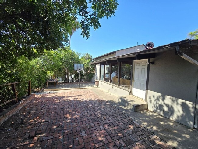 Building Photo - 7BD/4BA, Great Backyard!