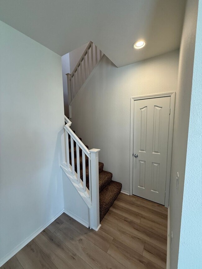 Building Photo - Beautiful 4 Bedroom, 2 1/2 Bathroom Townho...