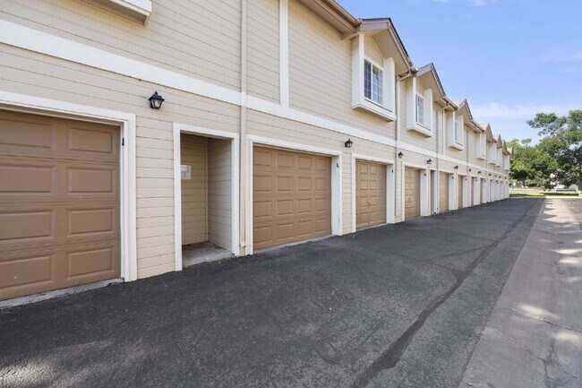 Building Photo - "Chic & Spacious 2-Bed, 2-Bath Condo with Granite Elegance in Littleton!"