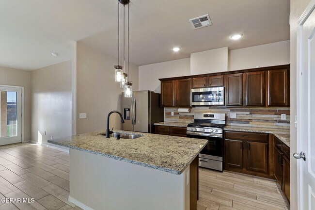 Building Photo - 3921 Desert Dunes Dr