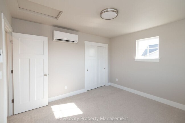Building Photo - Brand New SE Bend Home!