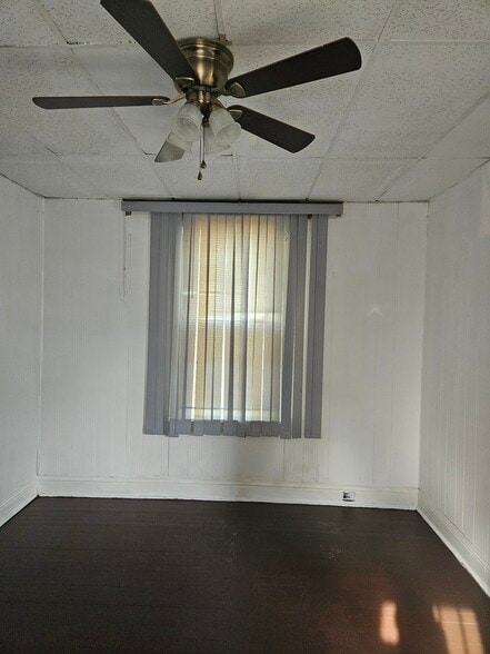 spacious Livingroom - 948 Harlan Ave