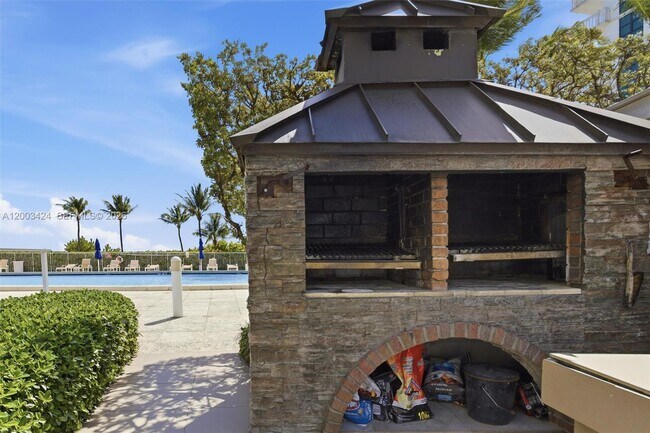 Building Photo - 600 Grapetree Dr