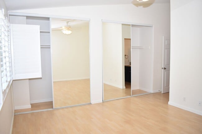 Building Photo - Flooring throughout 3 bd 2.5 ba Condo (San Diego, 92122)