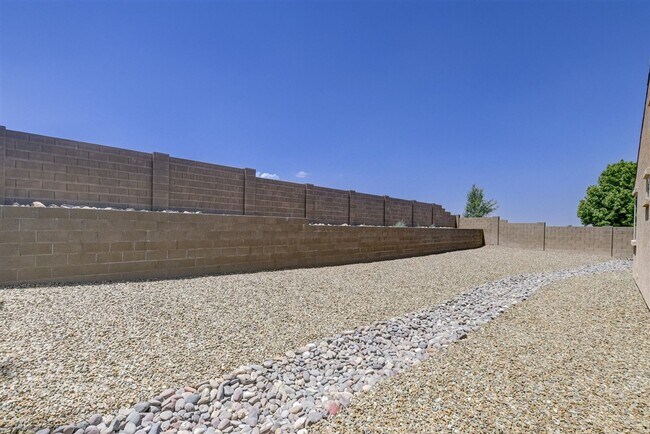 Building Photo - 3 bedrooms plus a den, 2 bath home in Brig...