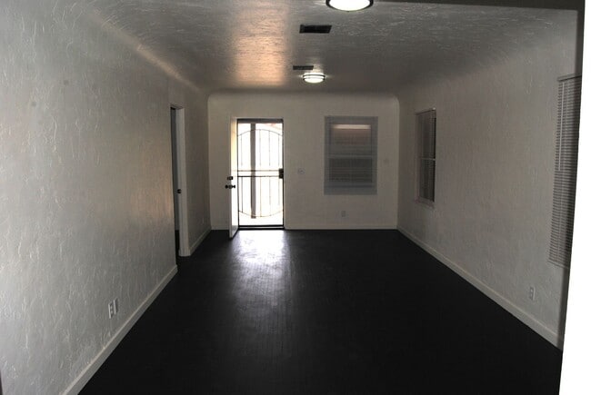 Building Photo - 408 Oildale Dr