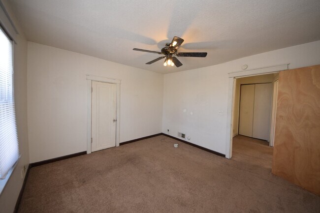 Building Photo - Spacious 2 bedroom, 1 bath home in highly ...