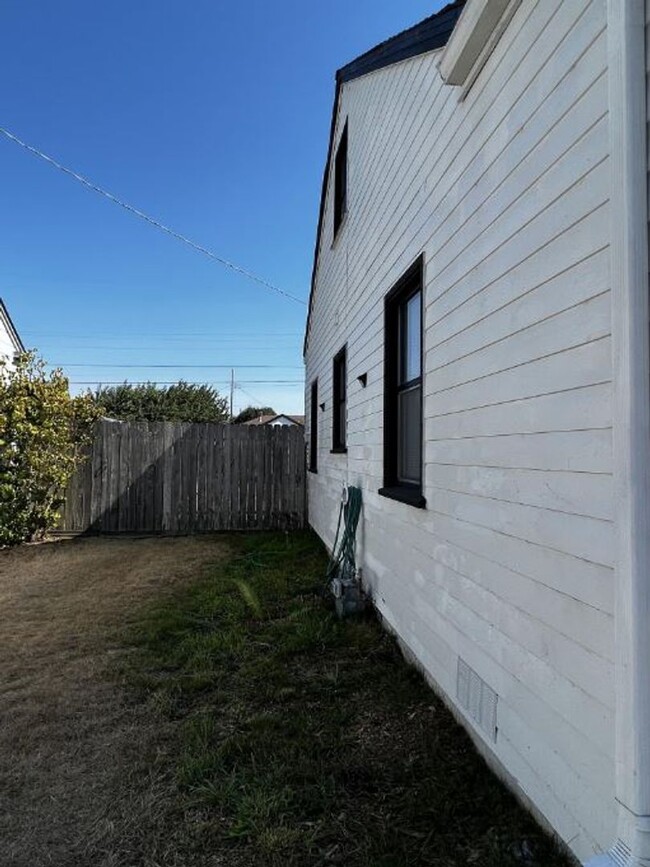 Building Photo - Gorgeous Two Story Home in Eureka!