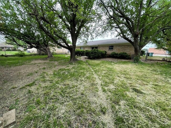 Building Photo - 905 La Salle Dr