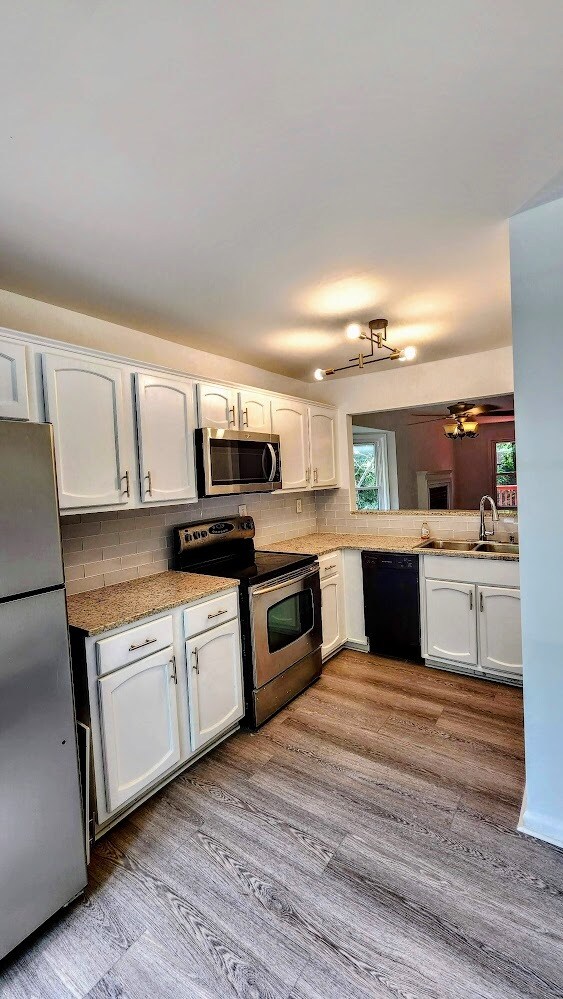 Kitchen with Granite Top - 5034 Laurel Bridge Dr SE