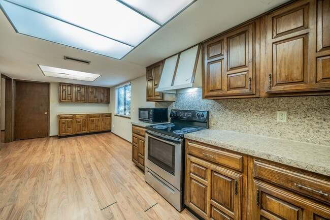Building Photo - Move-In Ready 3-bed 2-bath!