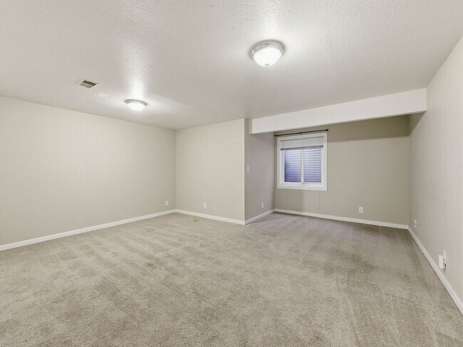 Building Photo - Excellent 4-Bedroom Condo in West Fort Collins!