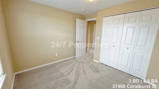 Building Photo - Remodeled 3 BD | 2.5 BA Home - Sandy