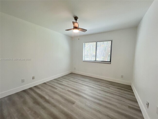 Building Photo - 640 S Park Rd