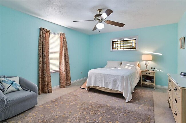 Building Photo - 7 acres with 5 bed, 3 bath less than 25 mi...