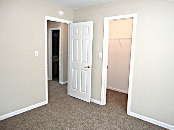 Building Photo - 322 Brookview Dr