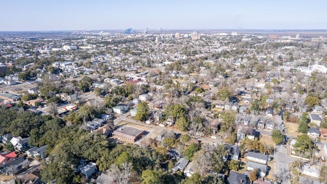 Building Photo - $300 OFF May Rent! Stylish Upstairs 1BR in Historic District