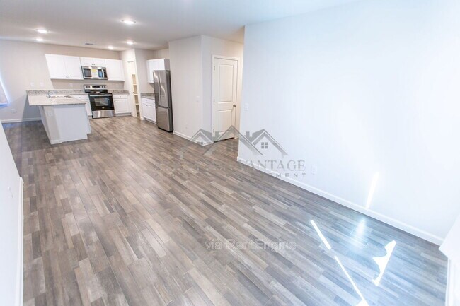 Building Photo - 3510 Mateo Dr