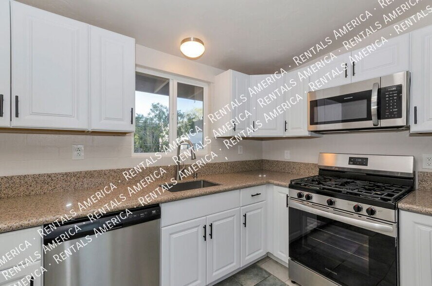 Building Photo - 3054 N Sparkman Blvd