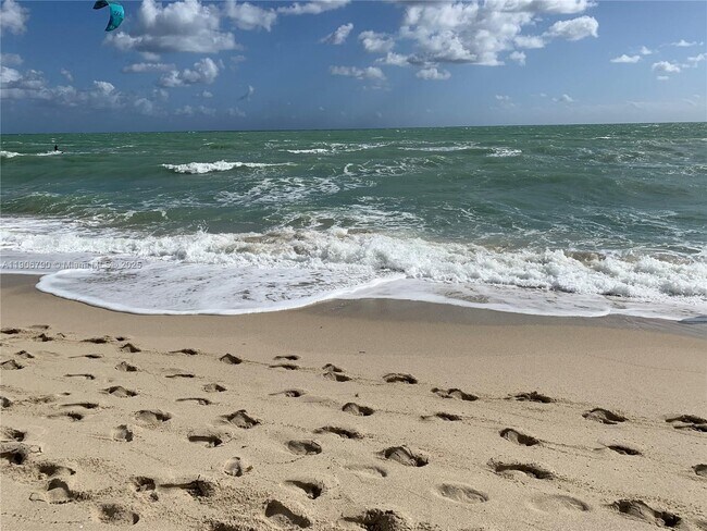 Building Photo - 6039 Collins Ave