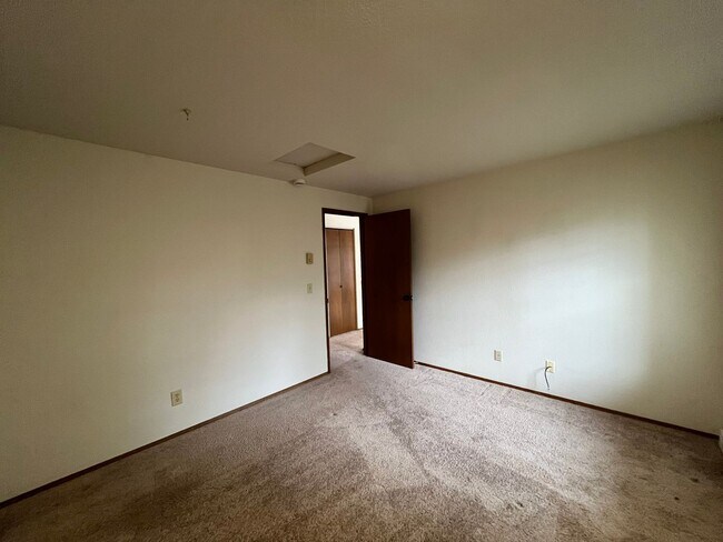 Building Photo - Great Two Bedroom in Roosevelt Neighborhood