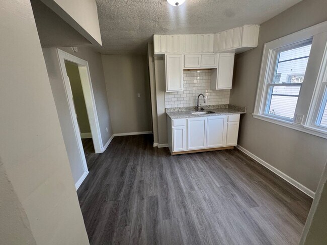 Building Photo - Charming 3-Bedroom Property in Prime Location