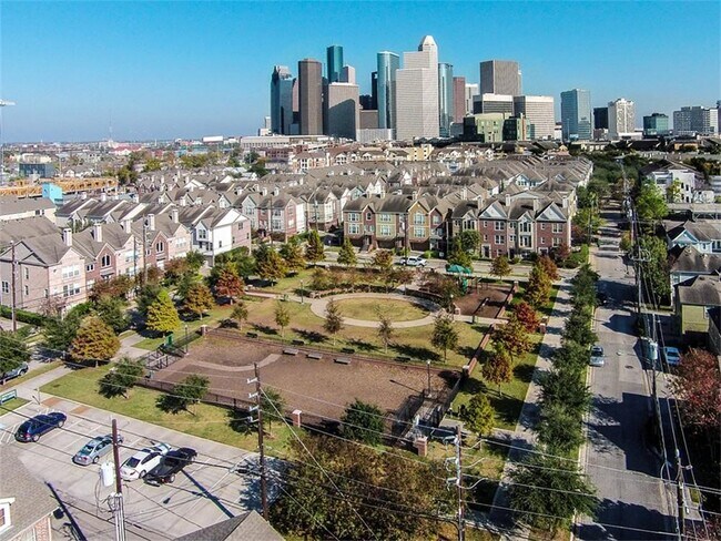 Building Photo - 105 Willard St