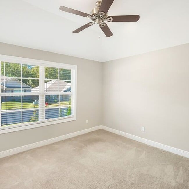 Building Photo - Beautiful 3 Bed 2 Bath Available in July!