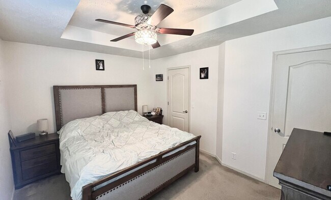 Building Photo - SW Home with great floorplan and private backyard one block from the Lake