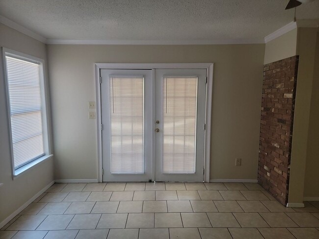 Building Photo - 3 BD 1.5 BA Ocean Springs Rental in the Go...