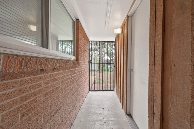 Building Photo - 3003 Topham Cir