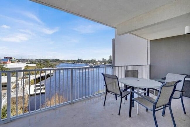 Building Photo - 9800 S Thomas Dr