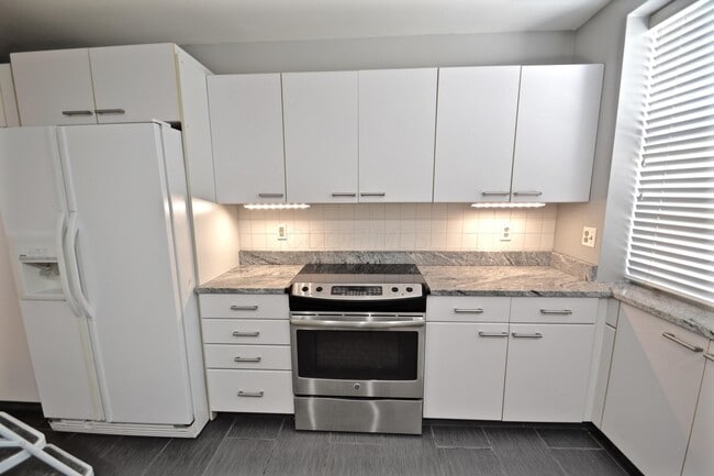 Building Photo - 258 Jackson St