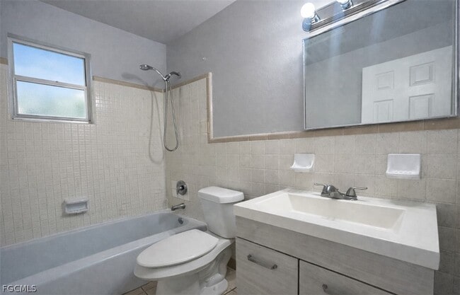 Building Photo - 919 Freemont St