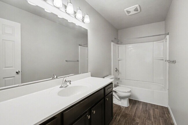 Building Photo - Outstanding Neighborhood in Saugatuck for Long Term Lease!