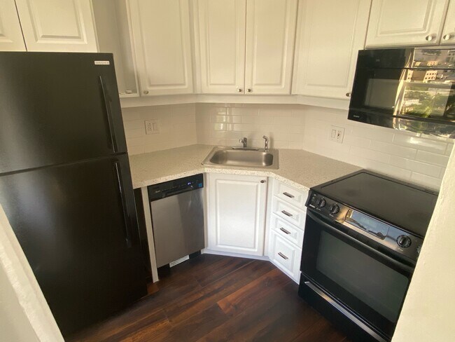 Kitchen - 600 N Birch Rd