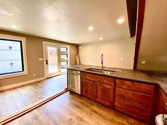 Building Photo - 13THTOWNHOME