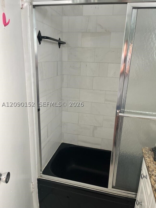 Building Photo - 1333 E Hallandale Beach Blvd